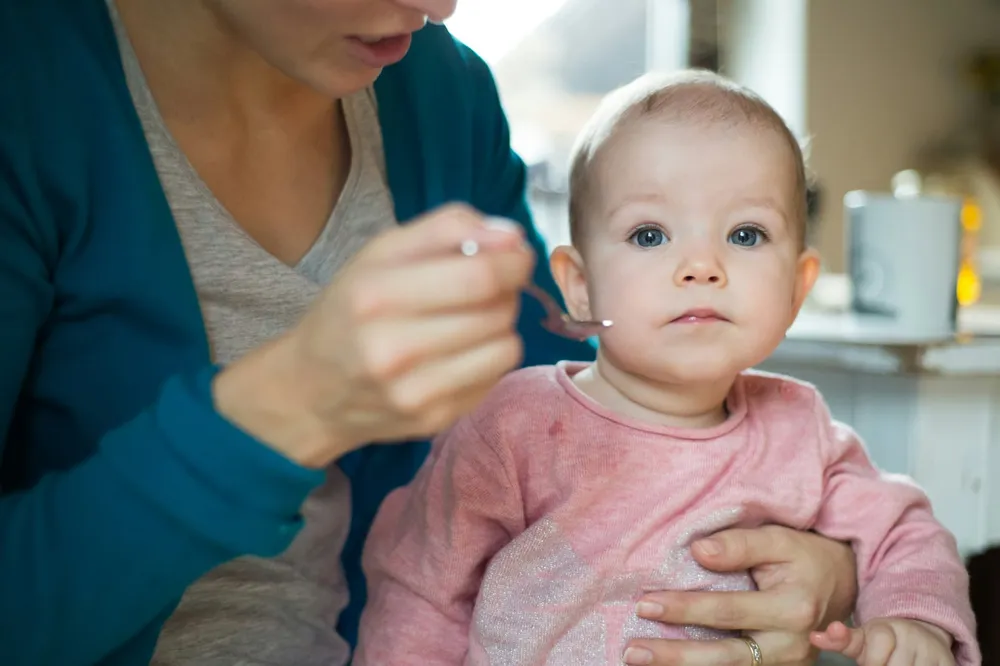 Przekreślone symbolem zakazu napoje niewskazane dla niemowlaka: szklanka soku, kubek herbatki ziołowej, słodki napój gazowany, karton mleka krowiego i napój roślinny